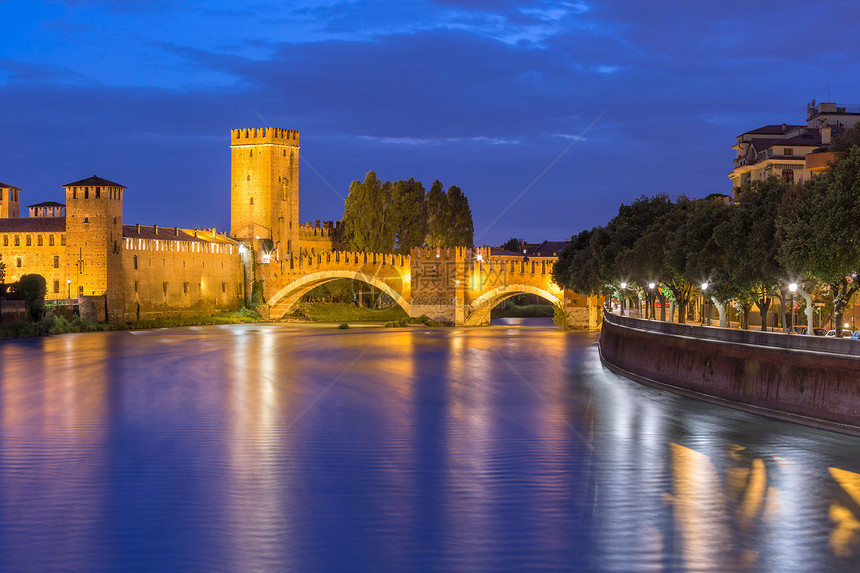 Castelvecchio在意大利北部Verona的夜间照明图片