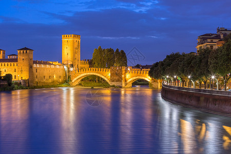 卡斯特尔韦奇奥Castelvecchio在意大利北部Verona的夜间照明背景