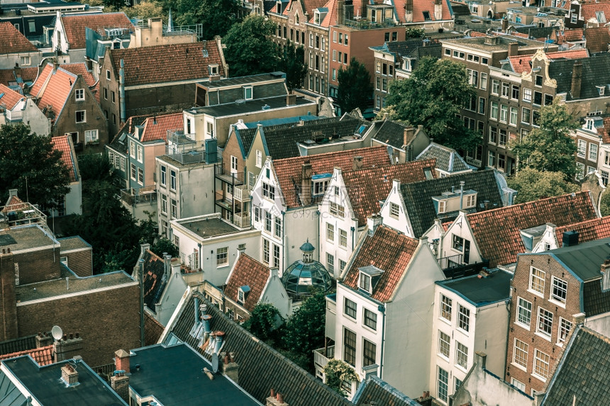 阿姆斯特丹的屋顶和外墙从荷兰Westerkerk教堂的钟楼看城市图片