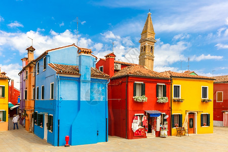 意大利威尼斯著名的布拉诺岛多彩房屋和教堂图片