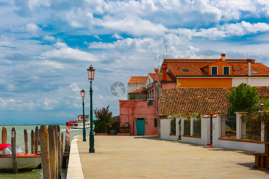 在意大利威尼斯著名的布拉诺岛上建有丰富多彩的房屋运河Quay图片