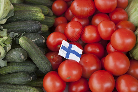 芬兰市场黄瓜上的新鲜蔬菜和农民市场的西红柿图片