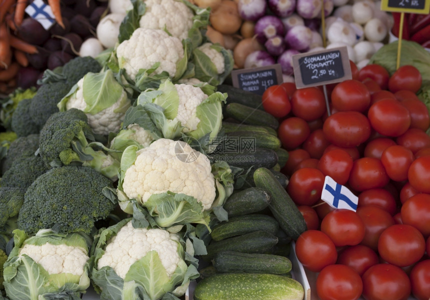 芬兰农民市场上的布鲁塞尔芽黄瓜西红柿等新鲜蔬菜市场图片