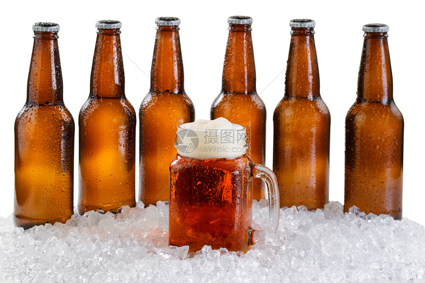 六包瓶装啤酒前的冰杯白底带滴水和冰图片