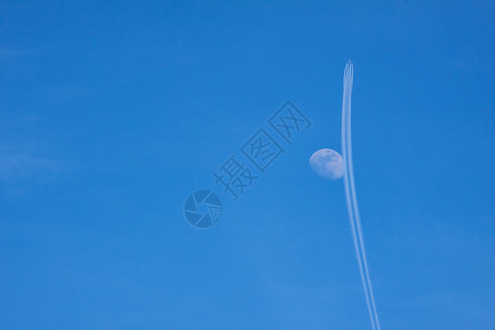天空中的飞机和月亮图片
