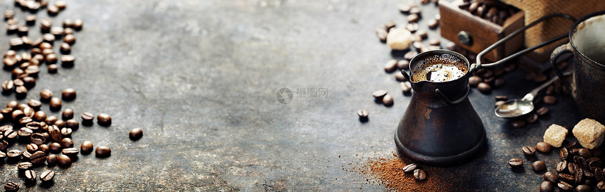 深黑生锈背景的老咖啡壶和磨坊图片