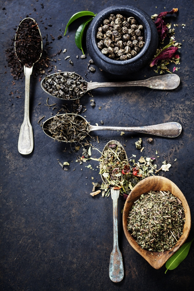 茶叶成分不同种类的茶叶和深底旧勺子图片