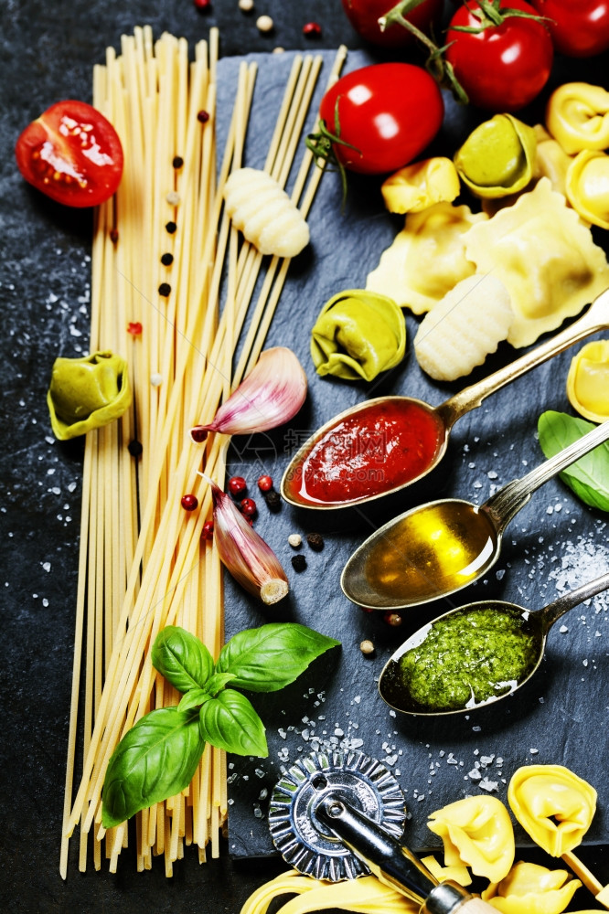 番茄酱橄榄油虫害和意大利面粉意大利传统烹饪图片