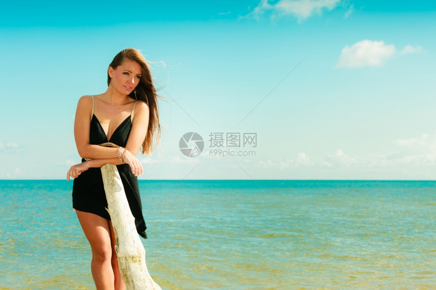 度假旅行和自由概念有吸引力的感女孩肖像在海边长的头发图片