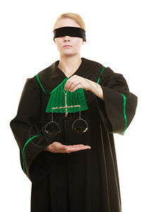 分寸感法律庭概念女师穿着蒙眼睛的经典黑色绿袍的型抛光黑绿礼服有一定的分寸Femida正义的象征标志孤立在白色上背景