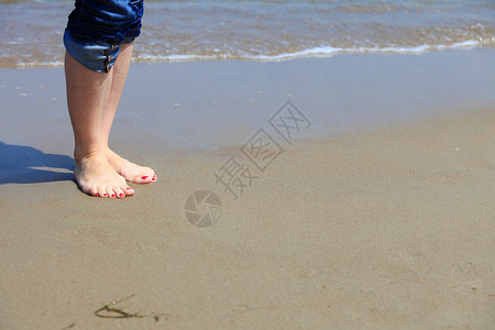 赤脚走路女子在水中走路女孩39在沙滩上赤脚腿背景