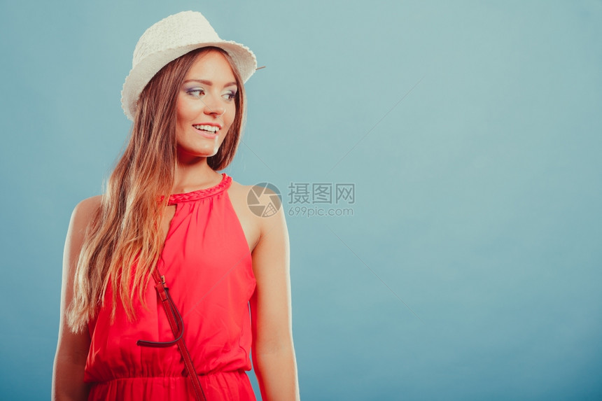 穿着帽子和红衬衫的可爱时装女郎肖像穿着红衬衫和蓝工作室草帽的可爱年轻女孩肖像图片