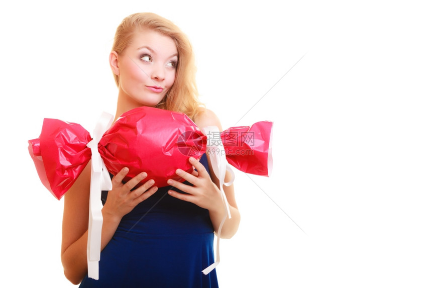 人们庆祝节日爱与幸福的概念带着大红礼糖的笑女孩图片