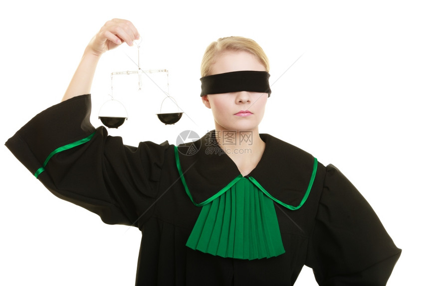 法律庭概念女师穿着蒙眼睛的经典黑色绿袍的型抛光黑绿礼服有一定的分寸Femida正义的象征标志孤立在白色上图片
