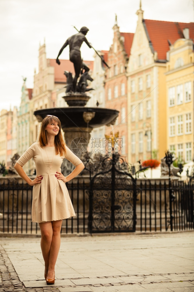 假期和旅游概念在旧城欧洲市GdanskDanzigNeptune喷泉波兰街外穿优雅服装的全身美女图片