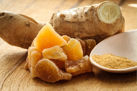 三种姜新鲜的地面香料在生锈的桌子上煮熟健康饮食恶心胃寒的家用治疗方法图片