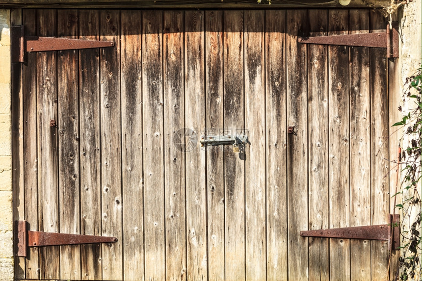 有天然木板背景和的老棕色谷仓门图片