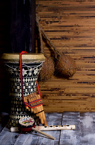 和木竹垫上的两个笛子高清图片