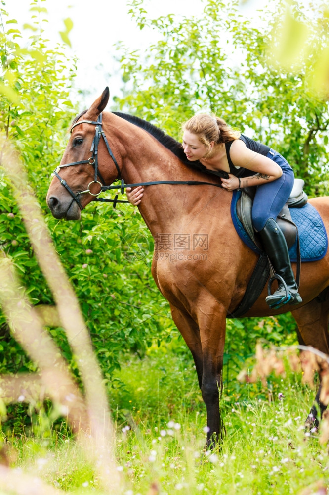 妇女骑马培训体育活动跃的女骑马培训公平体育竞赛和活动图片
