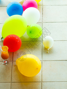 酒店游泳池的多彩气球背景图片