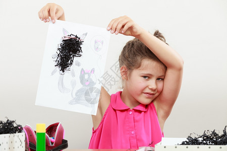 小女孩在教室里画小学时代的创造背景图片