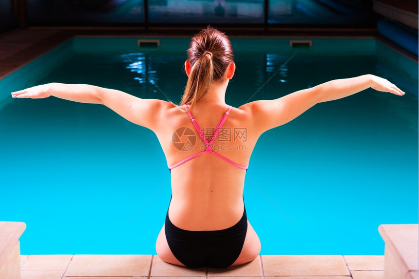 运动型女子游泳运动肌肉健身体准备跳入游泳池后视图片