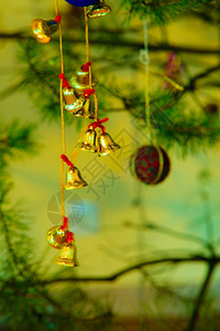 关上圣诞树装饰品的钟声关上铃的钟圣诞树装饰品的冬季图片