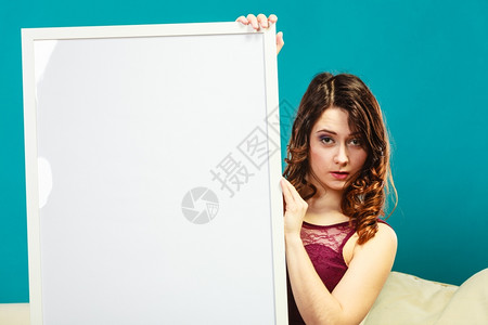 漫展海报广告概念高雅的年轻女拿着空白的演示板展横幅的姑娘签名广告牌复制文本空间背景