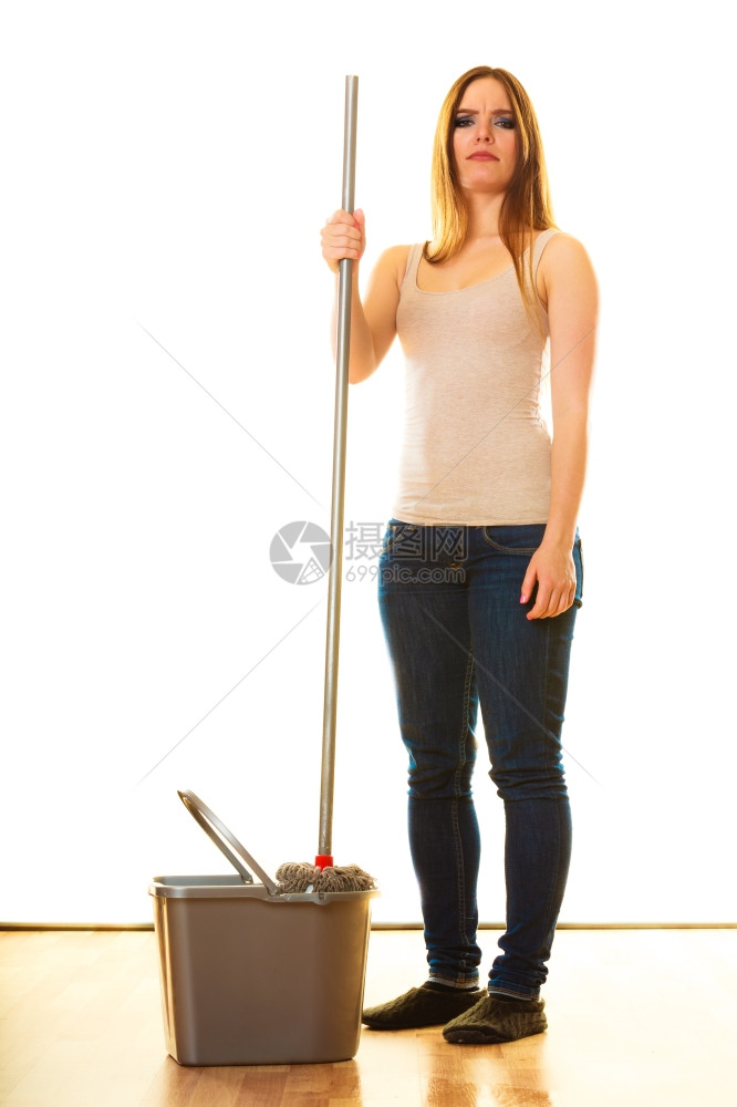 春清洁概念青年妇女用旧拖把和水桶白色背景站在地板上擦图片