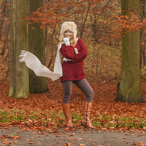 风雨秋天公园森林的时装女郎风雨秋天的时装女郎图片