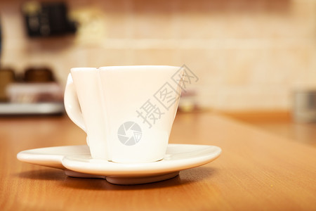 心形白色空茶杯子在木板的碟盘上茶杯子在碟上空心形图片