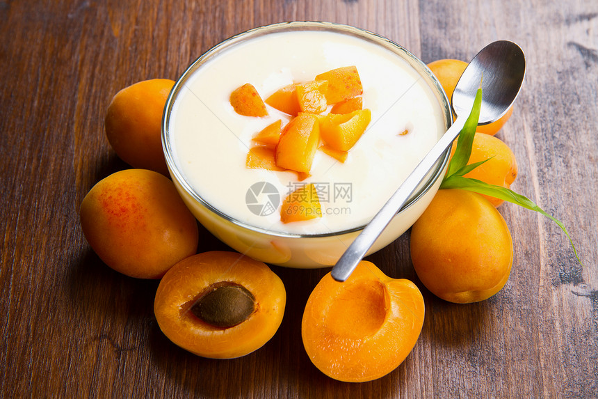 带杏仁的新鲜酸奶图片