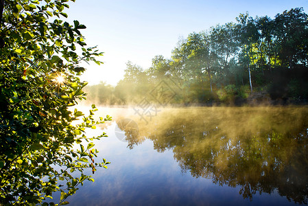 夏末在清晨河上雾背景图片