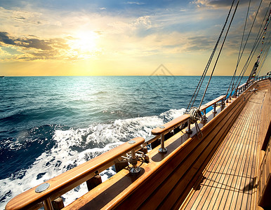 日落时在红海航行的帆船图片