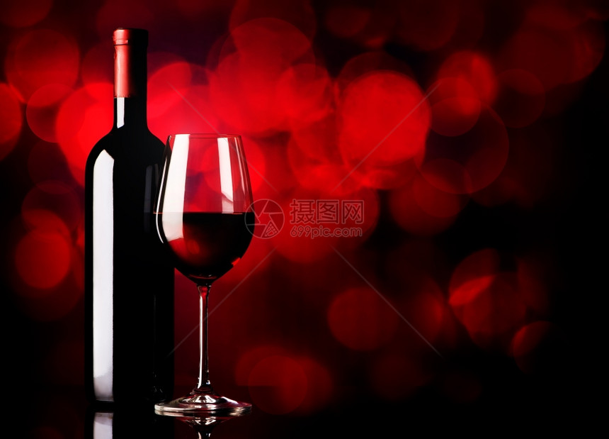 坚固的红葡萄酒在黑背景上图片