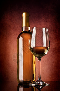 棕色背景的半干白葡萄酒图片