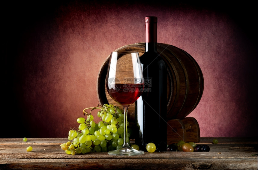 美味的红葡萄酒木制桌上有葡萄图片