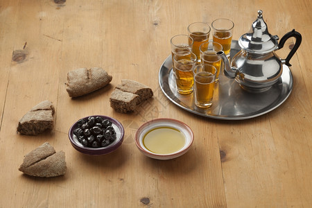 摩洛哥传统早餐含橄榄油黑面包和茶图片