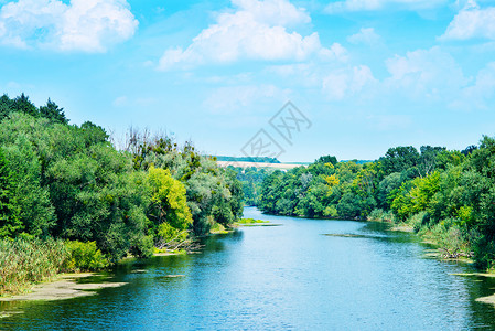 乌克兰河大和蓝天图片