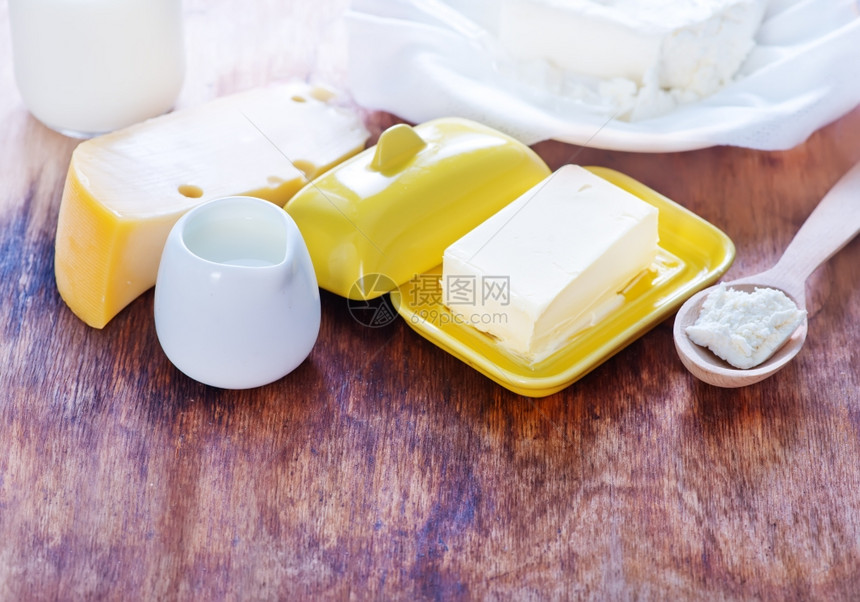 木板小屋和黄油上的奶制品图片