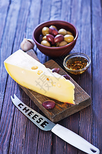 木制桌上的一块奶酪图片