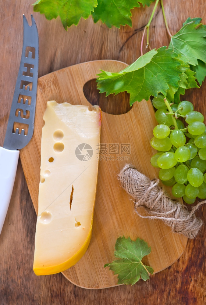 木桌上的奶酪和葡萄图片