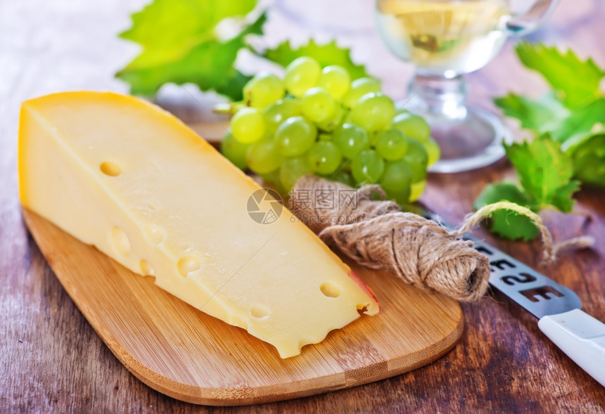 木桌上的奶酪和葡萄图片