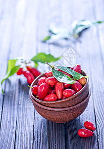 一张桌上的红玉米莓背景图片