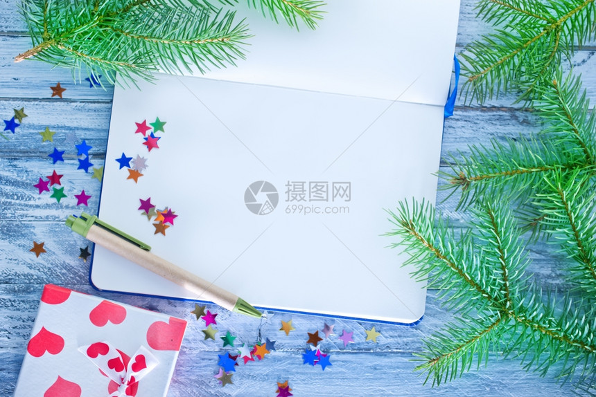 笔记本和圣诞节装饰表格上的笔记本图片