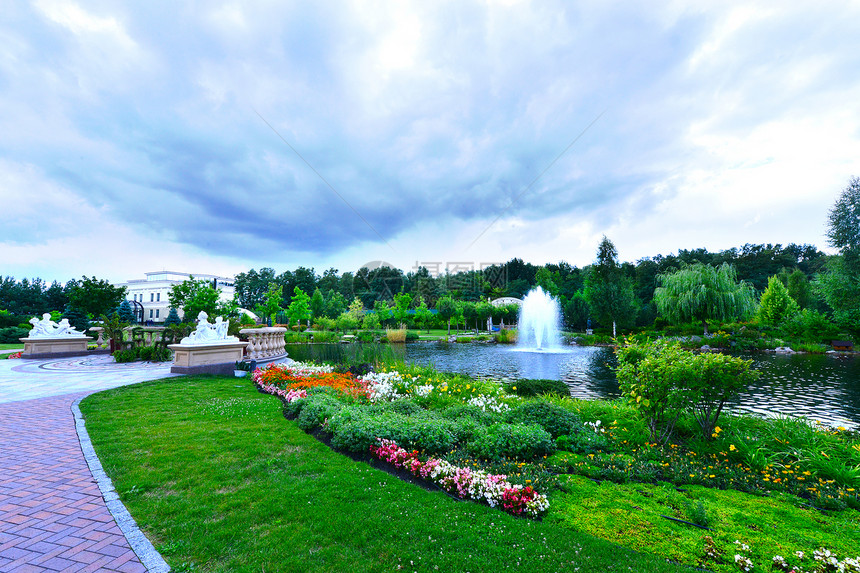 夏季绿色公园乌克兰美丽的公园图片