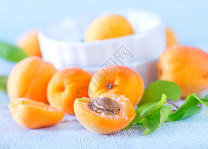 白桌上的杏子新鲜图片
