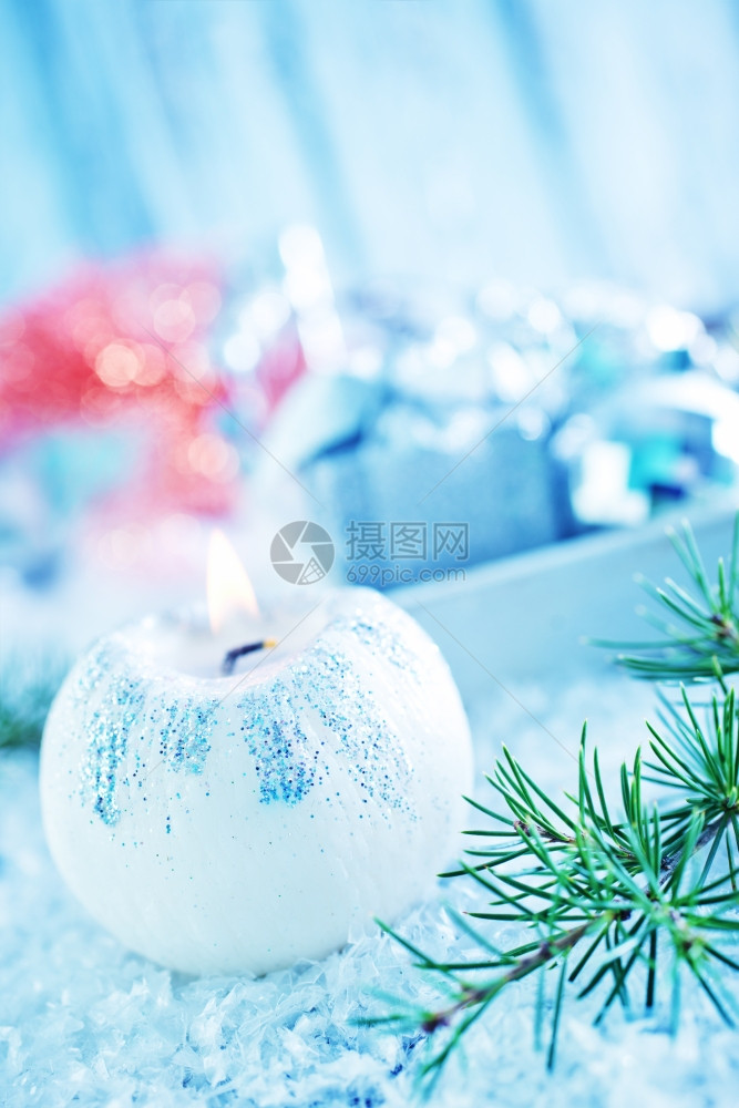 餐桌上的圣诞节装饰背景图片