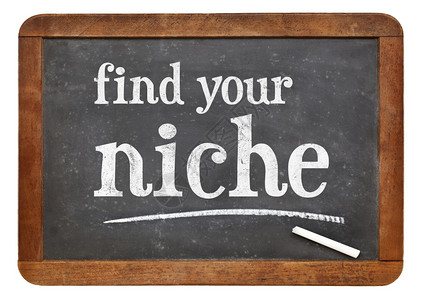 寻找您的位置建议在旧的黑板上找到白粉文字图片