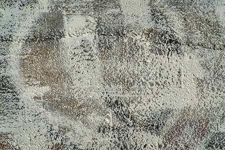 紧闭着老化混凝土水泥墙纹身涂有蜜蜂料裂缝和芯片图片